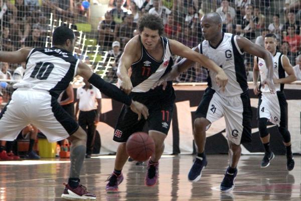 Marcellus usando sua habilidade para driblar os marcadores