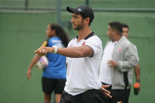 Rodney orienta equipe contra o Bonsucesso