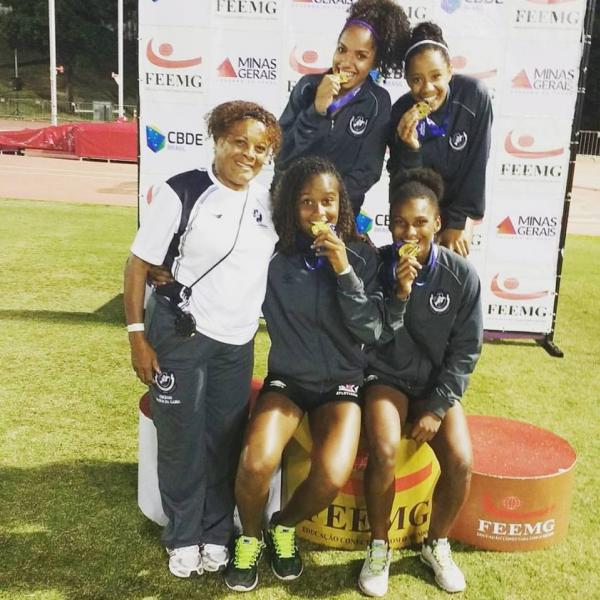 Meninas do Revezamento posam ao lado da coordenadora Solange Chagas do Valle