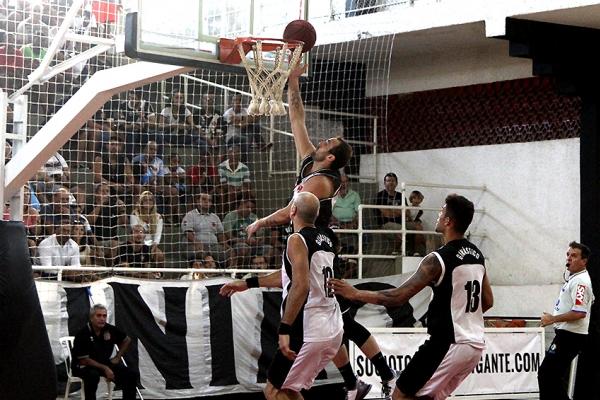 Gacho pontuando na primeira partida da semifinal