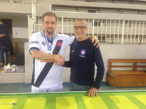 O campeo Ramos, recebendo a medalha de Fernando Cruz, do Friburguense.