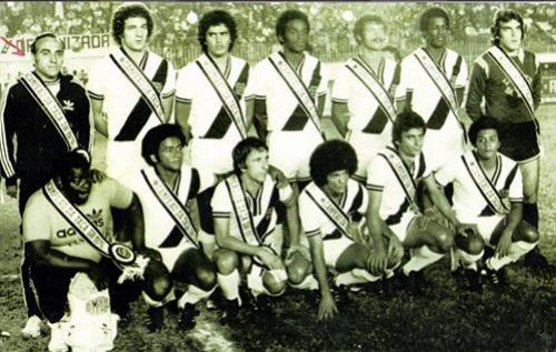 Paulo Emlio (de preto) com o time do Vasco campeo da Taa Guanabara de 1976