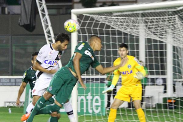 Hugo Borges tenta cabeada no primeiro tempo