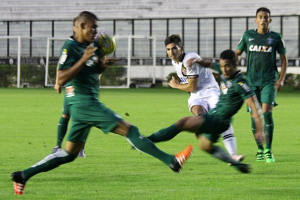 Andrey arrisca e zaga desvia para escanteio