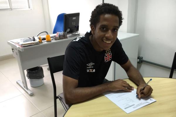 Miranda assinando primeiro contrato