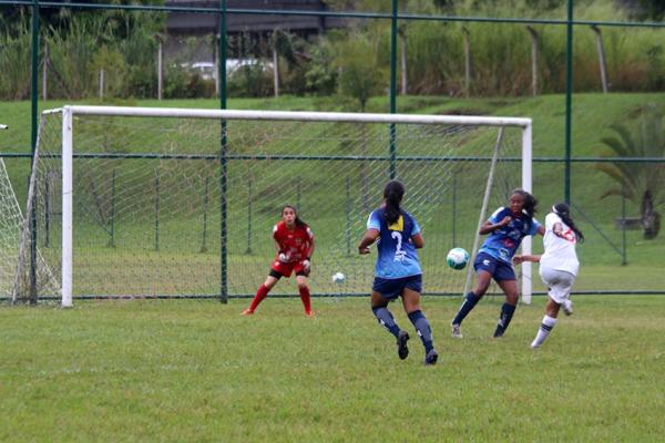 Esquerdinha chuta forte para marcar o quarto gol do Vasco