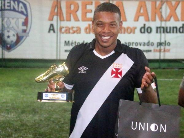 Z Renato se mostrou muito feliz com trofeu de artilheiro da Copa Rio