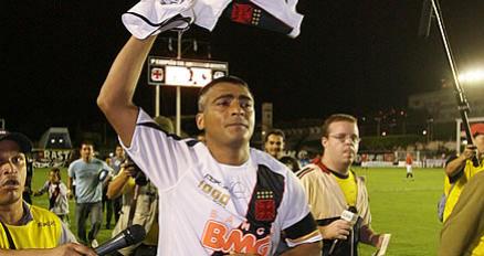 Romrio comemorando seu gol 1000