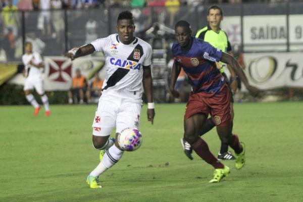 William disputa bola com Thalles durante a Taa Guanabara