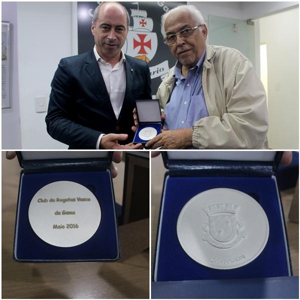 Presidente da Cmara Municipal da cidade de Felgueiras (POR) Incio Ribeiro entrega Braso de Prata nas mos do presidente Eurico Miranda