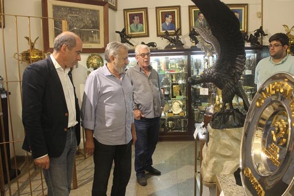 Incio Ribeiro, juntamente com os vice-presidentes do clube, conheceu o Salo de Trofus do Vasco