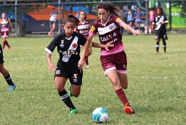 Thayla disputa bola com a adversria