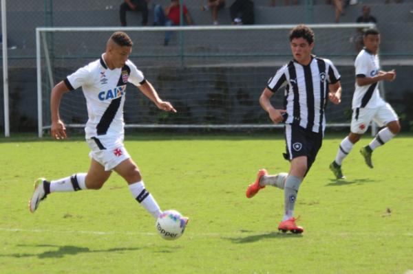 Paulinho usou a cabea para definir a partida