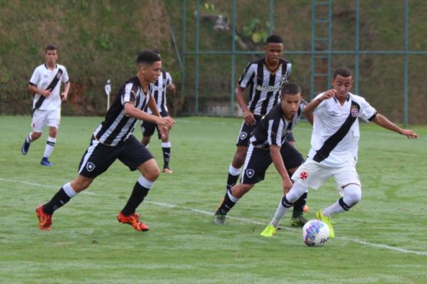 Gustavo Henrique infernizou a defesa alvinegra