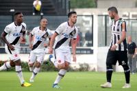 Jogadores comemoram gol de Luan