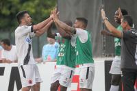 Jogadores comemoram gol de Luan