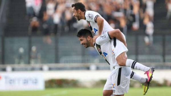 Nen e Luan festejam gol vascano