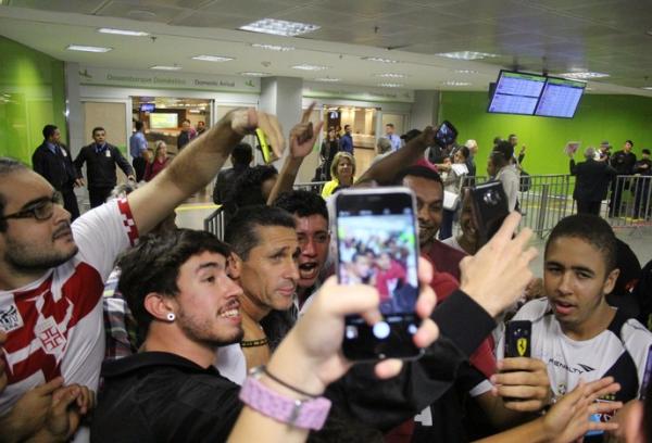 Jorginho foi um dos mais assediados na chegada do Vasco a Braslia