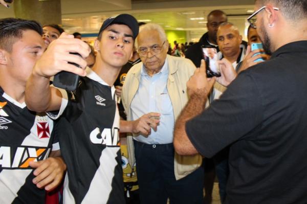 Presidente Eurico Miranda recebe o carinho dos vascanos