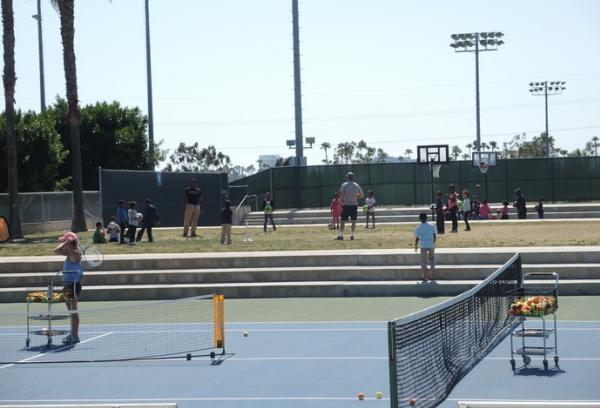 Lado a lado, aulas de tnis, futebol e basquete