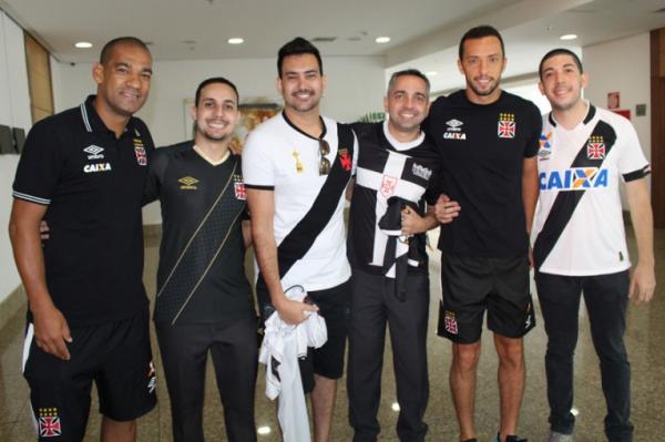 Gigantes posam ao lado de Rodrigo e Nen�