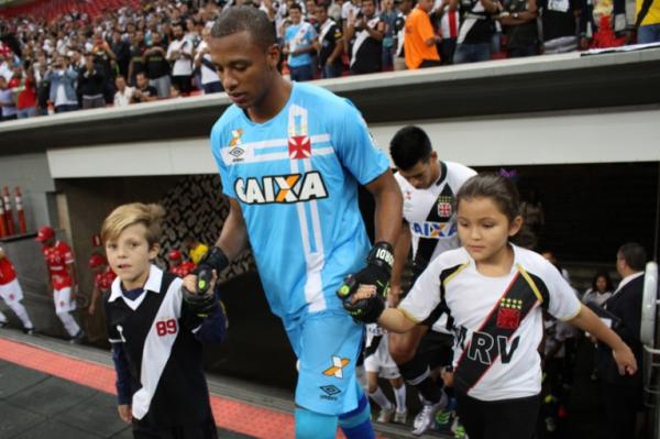 Jordi recebe o carinho das crianas em Braslia