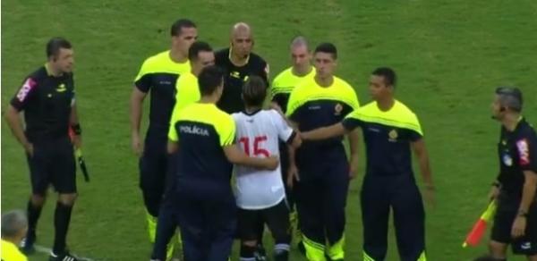 Diguinho, do Vasco,  contido por policiais aps expulso. Ele foi levado  delegacia