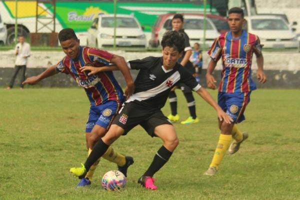 Roger protege bola do marcador adversrio