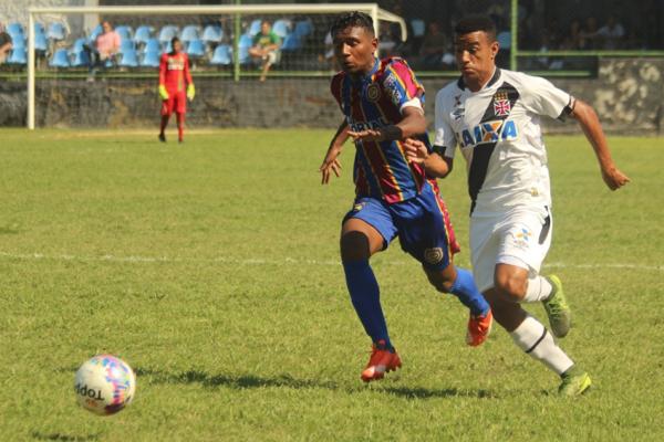 Coutinho avana pelo lado esquerdo