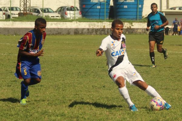 Joo Pedro tenta o passe em profundidade