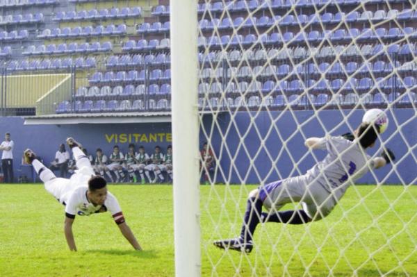 Marlon aproveita cruzamento e marca um dos gols da goleada na estreia