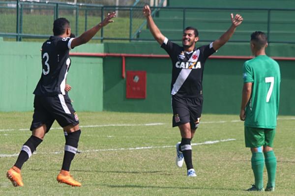 Arthur comemora primeiro gol vascano