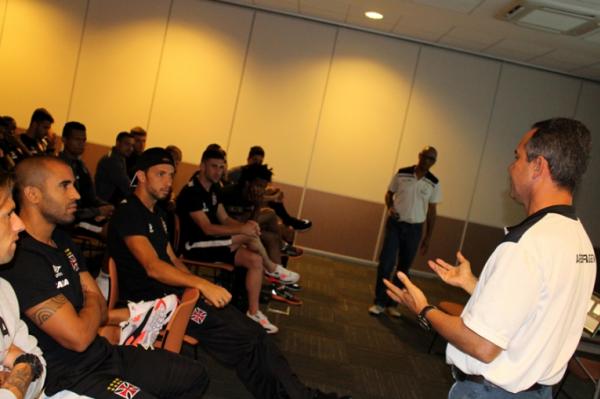 Jogadores atentos durante a palestra