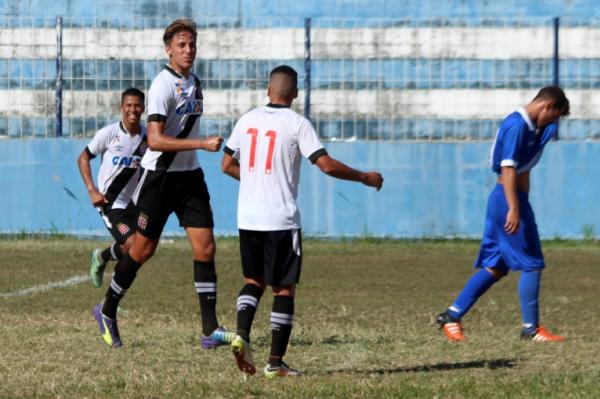 Gabriel Nores festeja um dos gols vascanos