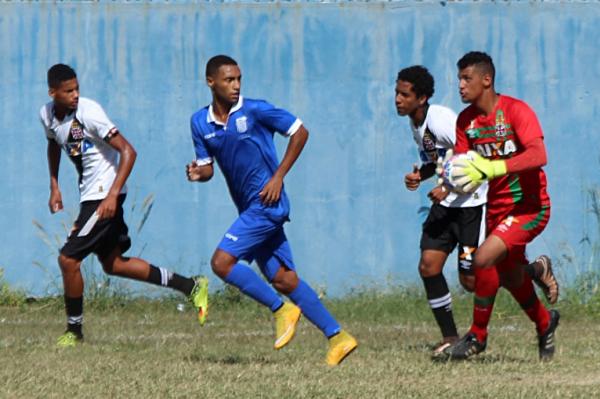 Alexander defendeu um pnalti no finalzinho da etapa inicial