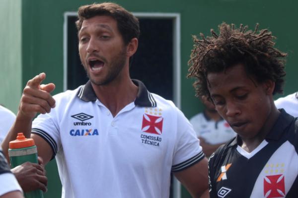 Rodney orienta jogadores no Nivaldo Pereira