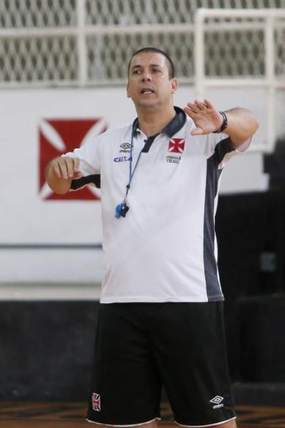 Cristiano Perreira comanda o Vasco na Liga Ouro