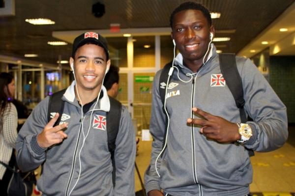 Yago Pikachu ao lado de Jomar durante desembarque