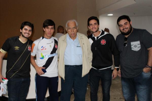 Presidente Eurico Miranda posa ao lado dos Gigantes