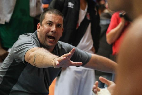 Christiano d instrues durante jogo 1 