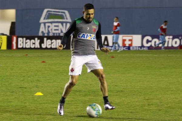 Eder Luis durante o aquecimento do jogo contra o Oeste