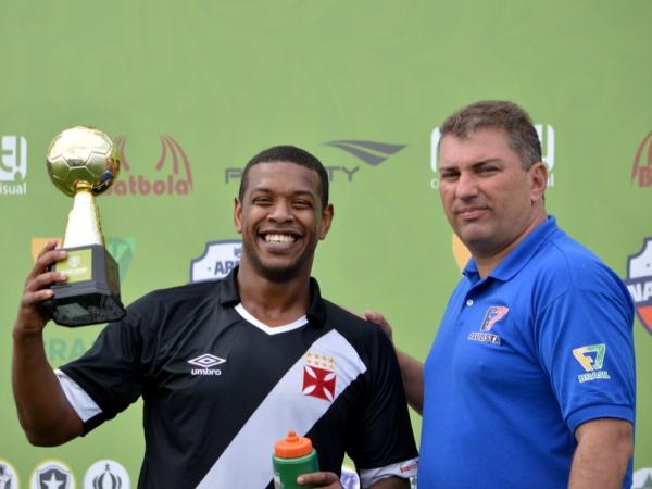 Z mostrou muito felicidade ao ser eleito melhor jogador do Circuito Rio x So Paulo