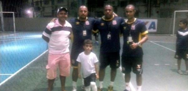 Lucas Gabriel no dia do teste em So Janurio com os treinadores e o pai Geokleber