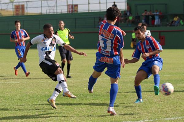 Pedro aproveita cruzamento e marca um dos gols vascanos