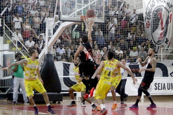 Arremesso certeiro do argentino Damin Palacios