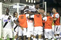 Jogadores comemoram gol de Andrezinho