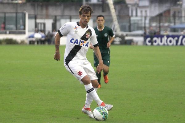 Diguinho conduz a bola contra o Gois