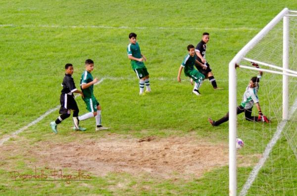 Registro de um dos gols de Marlon (capito) na goleada