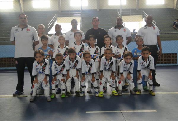 Equipe sub-07 do Vasco da Gama posa para foto antes do clssico