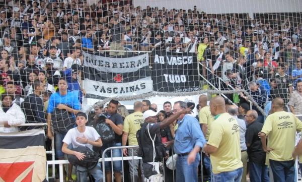 Portes do ginsio precisaram ser fechados para evitar superlotao do ginsio